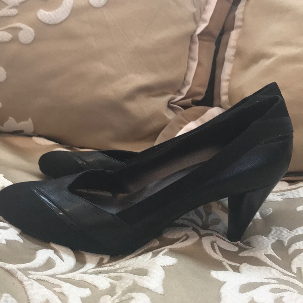 Tabard Black Pump